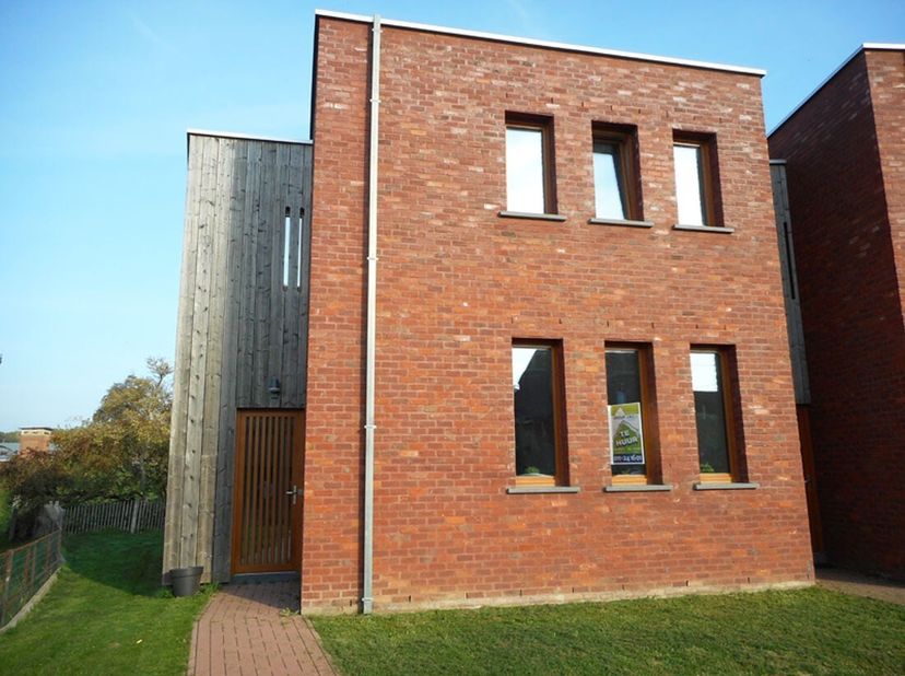 Deze halfopen passiefwoning heeft een laag energiepeil en zonnepanelen wat een zeer gunstig effect heeft op het energieverbruik.<br />
De woning besch