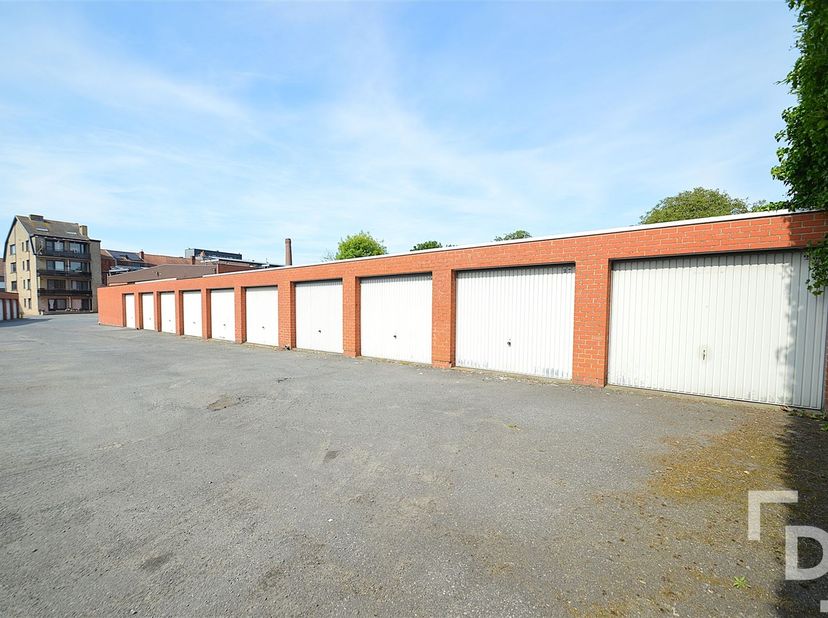 In de Brugseweg te Ieper vinden we deze verhuurde garage.<br />
<br />
Bent u investeerder en op zoek naar een goede vastgoedbelegging dan is deze g
