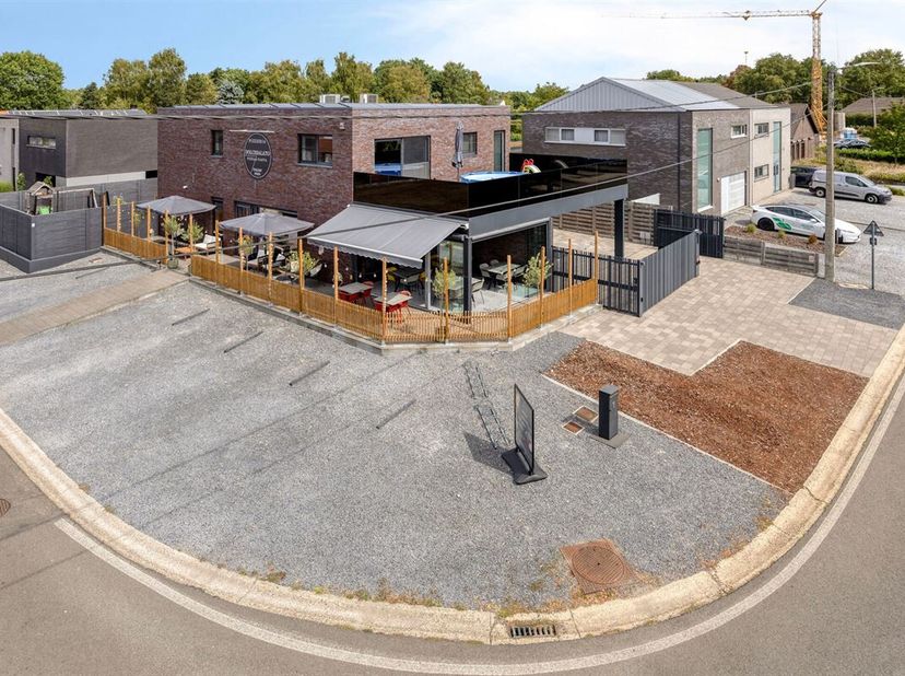 À VENDRE : immeuble commercial moderne aux possibilités infinies à Koersel !<br />
Vous rêvez d'avoir votre propre entreprise à un emplacement de prem