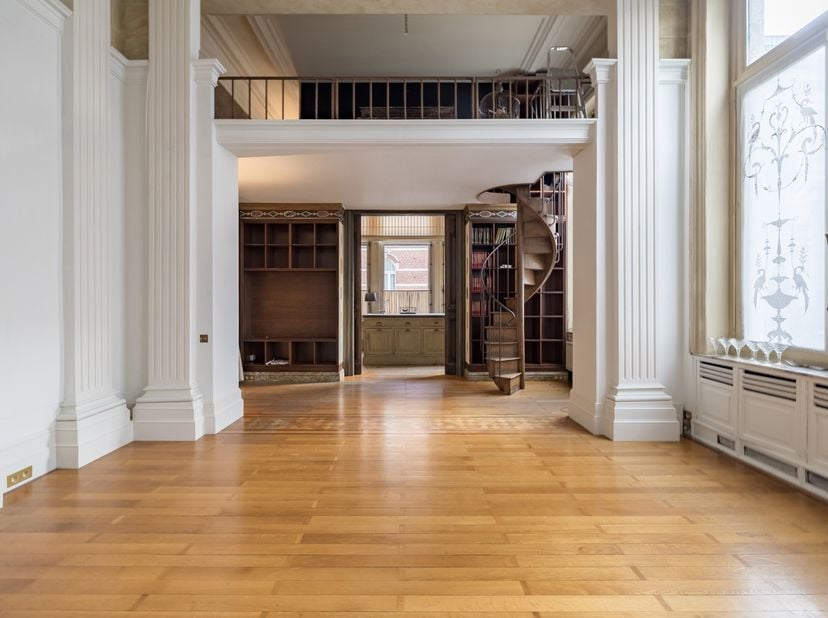 Vlakbij het Châtelainplein en de Louizalaan, spectaculaire duplex op de begane grond met een oppervlakte van ± 185 m², voorzien van een Engelse binnen