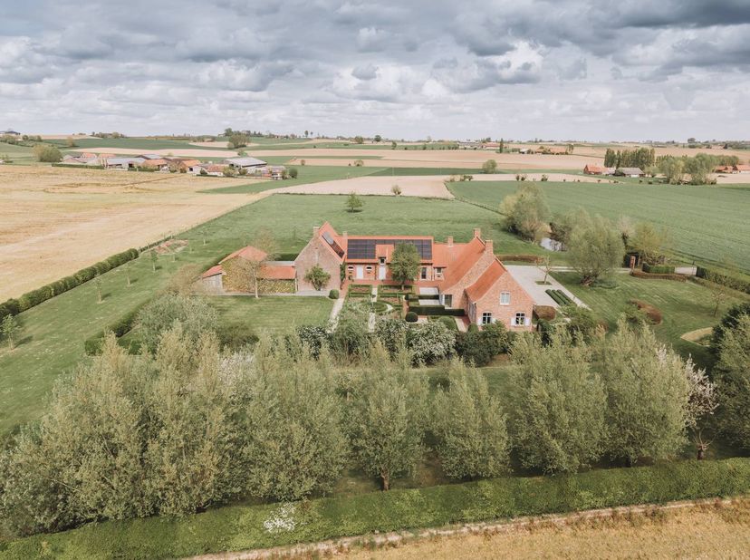 Uitzonderlijk landhuis te koop in Heuvelland. Deze magnifieke eigendom is idyllisch gelegen op 1 hectare tussen de de Vlaamse heuvels. De volledige ei