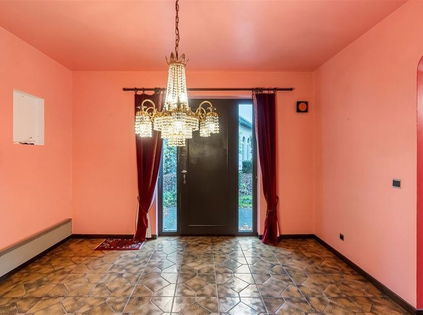 Journée portes ouvertes le samedi 14/03 de 9h30 à 10h30<br />
Maison avec 4 chambres à rénover à Genk<br />
Situation :<br />
La propriété est située