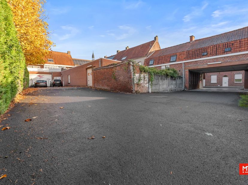 Dit voormalig winkelpand in hartje Dadizele biedt dankzij zijn indrukwekkende oppervlakte en uitweg tal van mogelijkheden. Ideaal voor een combinatie