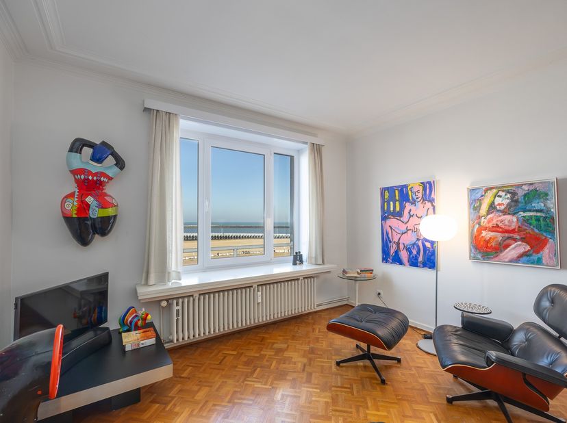 APPARTEMENT DE CARACTÈRE AVEC MAGNIFIQUE VUE MER SUR L’ALBERT I PROMENADE<br />
Dans la prestigieuse résidence Des Nations, située Albert I Promenade