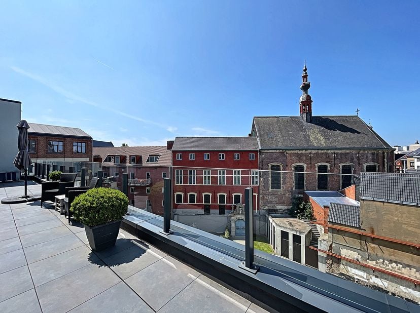 Localisation<br />
Le penthouse fait partie de la r&amp;eacute;sidence "Collegehof" et est situ&amp;eacute; au c&amp;oelig;ur de la ville historique de Gand. Ici,