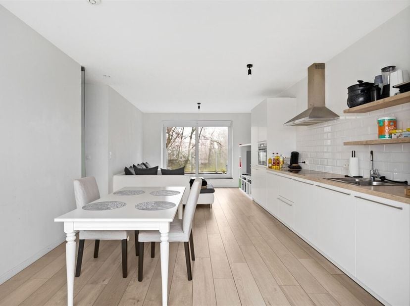 Ligging: Dit appartement aan de Boomsesteenweg in Willebroek biedt een uitstekende ligging. Dicht bij het centrum, winkels en supermarkten, en vlotte