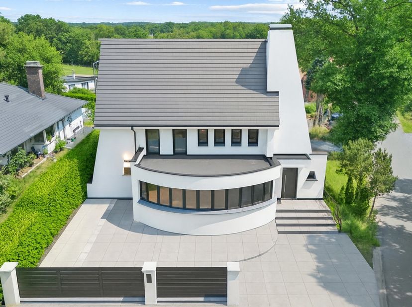 Unieke kans in As: aan de Breëerweg 44 bevindt zich een ruime deels gerenoveerde woning die dankzij haar karakter en afmetingen tal van mogelijkheden