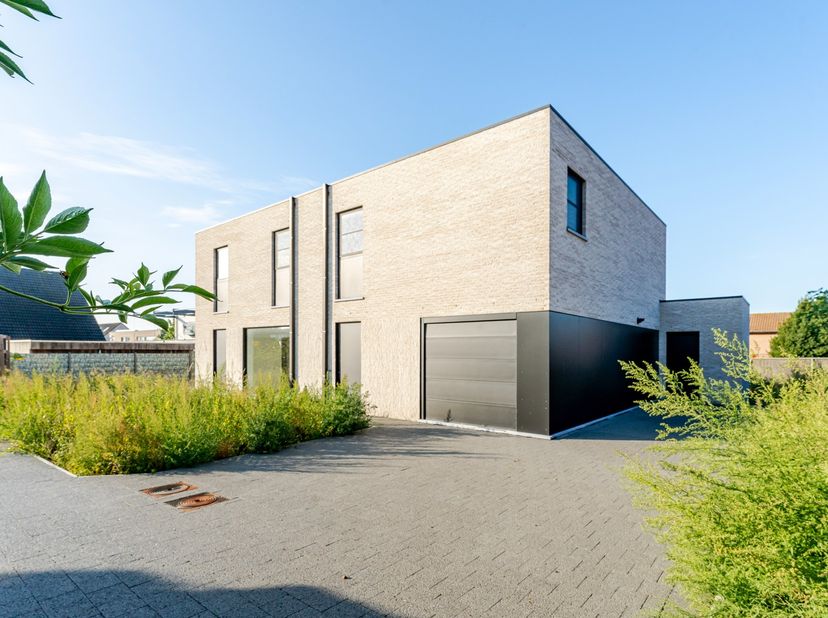 In het Tabaksveld in Houthulst, een rustige en doodlopende straat, bevinden zich deze 2 halfopen nieuwbouwwoningen. Elke woning is voorzien van 3 slaa