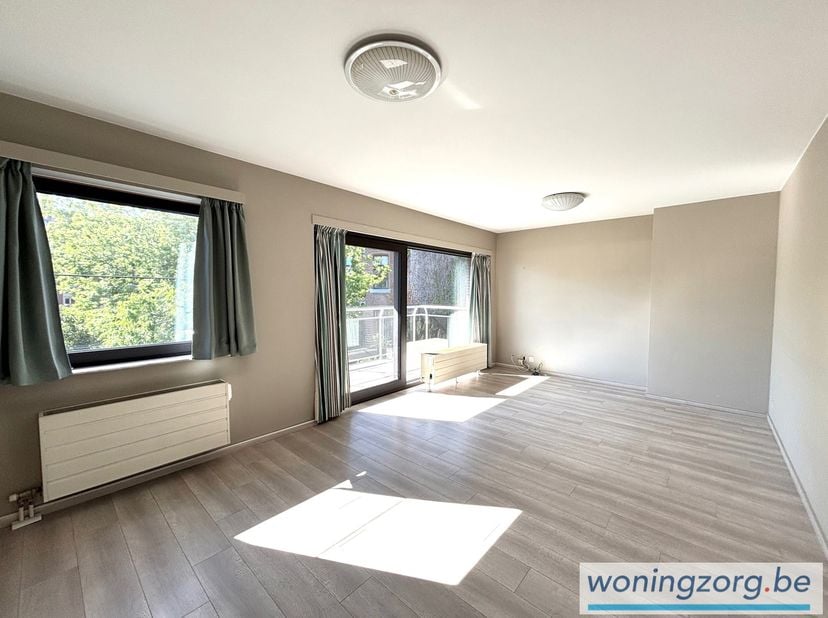 Lichtrijk appartement met twee slaapkamers op een ideale locatie <br />
Net binnen de stadsring van Mechelen ligt dit gezellige appartement met een ru