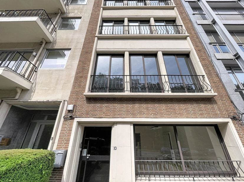 BARNES biedt u exclusief een appartement met twee slaapkamers, ideaal gesitueerd aan de Lloyd George-laan in 1000 Brussel, tegenover het Bos van Cambr