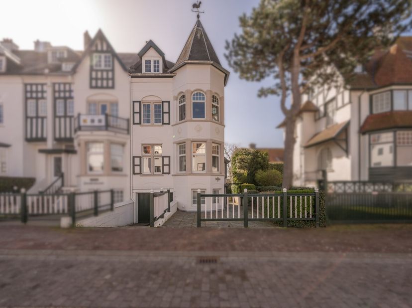 Dans l'une des plus belles avenues de Duinbergen, à distance de marche du mini-golf et de la mer, se trouve cette villa imposante et pleine de caractè