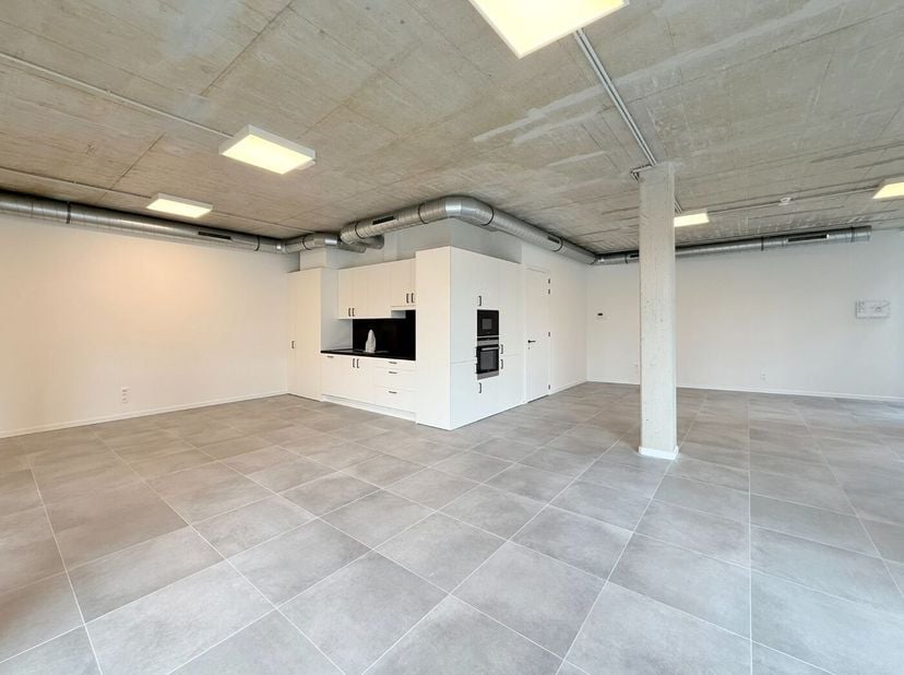 Bent u op zoek naar een praktische en centraal gelegen kantoorruimte in regio Leuven? Dan is deze instapklare kantoorruimte van circa 100 m² in de Cel