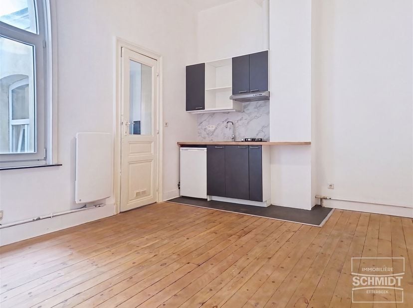 IMMOSCHMIDT - (Ref. 29662)  ELSE (Châtelain) - DIRECT BESCHIKBAAR: Prachtige gerenoveerde studio op de 1e verdieping, bestaande uit een mooie woonkame
