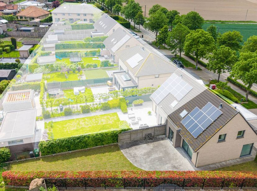Energiezuinig halfopen huis te koop in Sint-jan (Ieper). Deze energiezuinige woning uit 2012 beschikt over EPC A, drie slaapkamers, garage en tuin. De