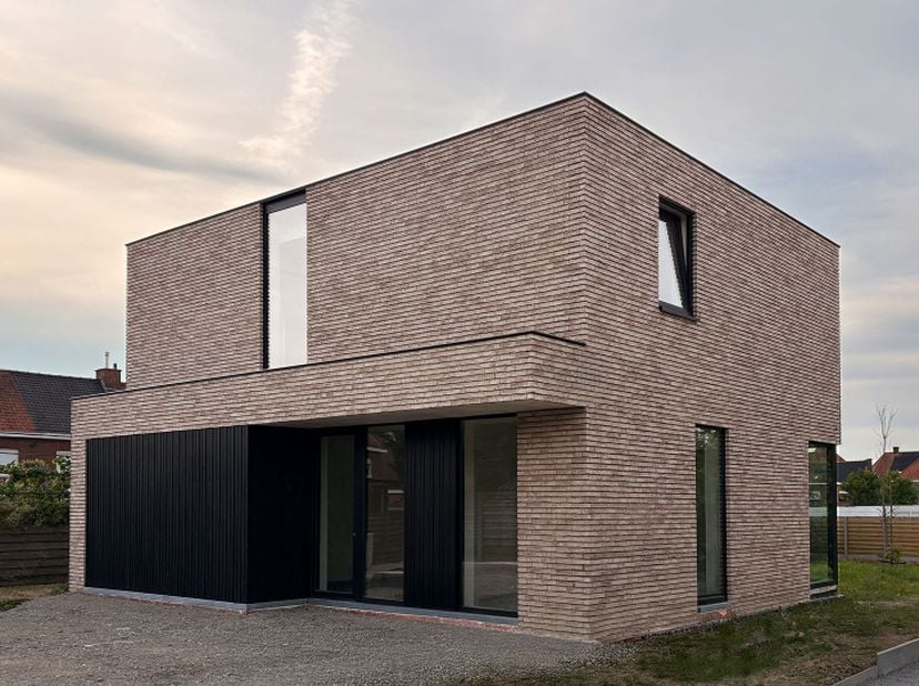 Deze moderne villa wordt momenteel opgebouwd en ligt in de Joseph Hanoullestraat in Roeselare, gelegen op een perceel van zo’n 7 are. De binnenafwerki