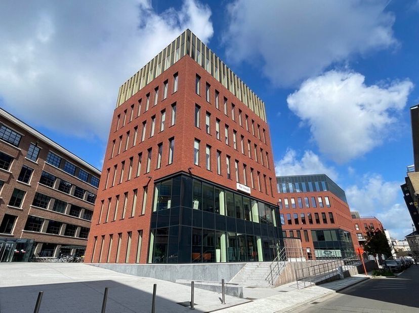 328m² nieuwbouw kantoren op 4de verdieping (uitbreidbaar tot 1228m²)<br />
Ligging: afrit E19 op 2,5km en station en bushalte op 100m<br />
Specificat
