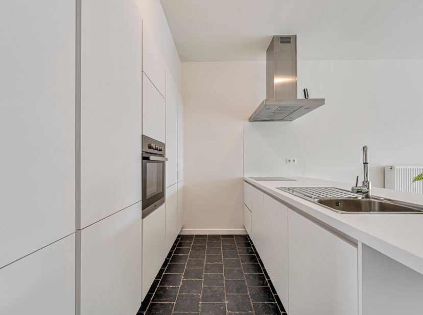 Woning met 3 slaapkamers te huur in Dikkebus!<br />
We komen binnen in de inkomhal met gastentoilet en toegang tot de ruime leefruimte met een open ke
