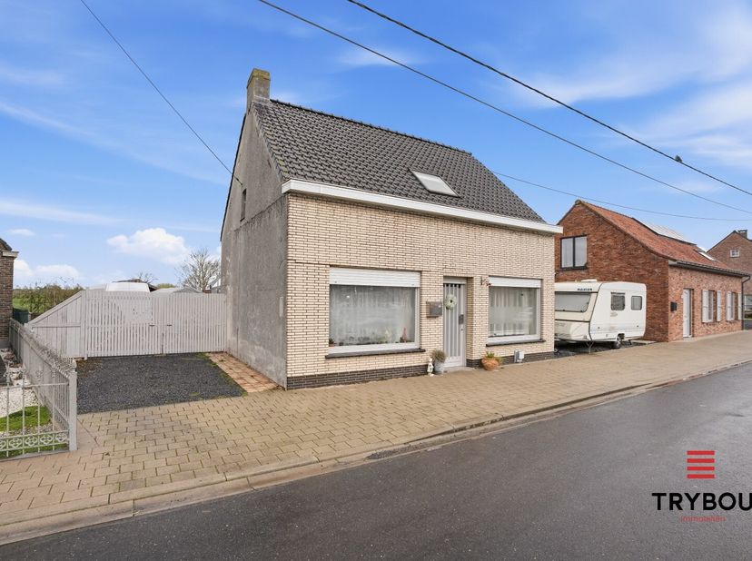 Op zoek naar een woning met ruimte, rust en tal van mogelijkheden? Deze alleenstaande woning in de Veldstraat 42 te Klerken bevindt zich op een uitzon