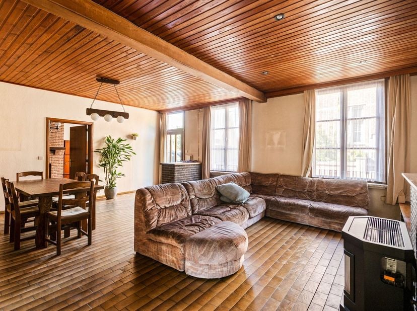 Locatie:<br />
Deze authentieke te renoveren woning is gelegen aan Halle-Dorp 72 in het centrum van Halle, een deelgemeente van Zoersel. Deze central