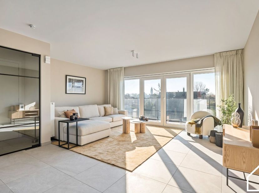 Appartement van 112,41 m² op de derde verdieping bestaande uit een inkomhal met vestiaire, WC, berging en badkamer, ruime living met veel lichtinval v