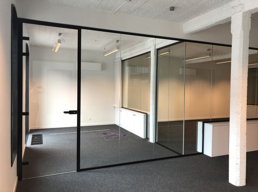 Afgewerkte showroom / kantoor unit 0.2<br />
-industriele looks<br />
-ingedeeld met vergaderzalen<br />
-privatief santair<br />
-eigen kitchenette<b