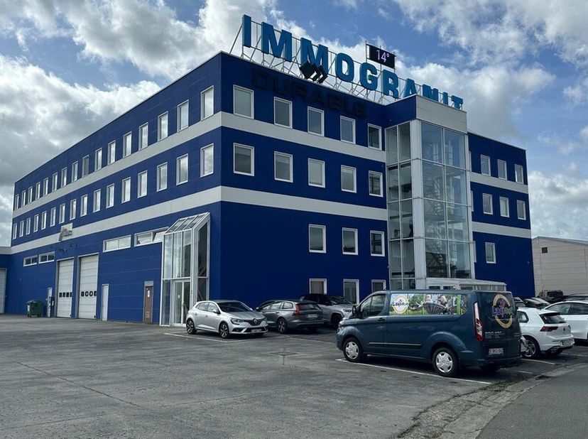 106m² de bureaux rénovés au 1er étage (extensible avec espace adjacent jusqu'à 212m²)<br />
Emplacement : à proximité de la sortie E40 et R4 ; visibil