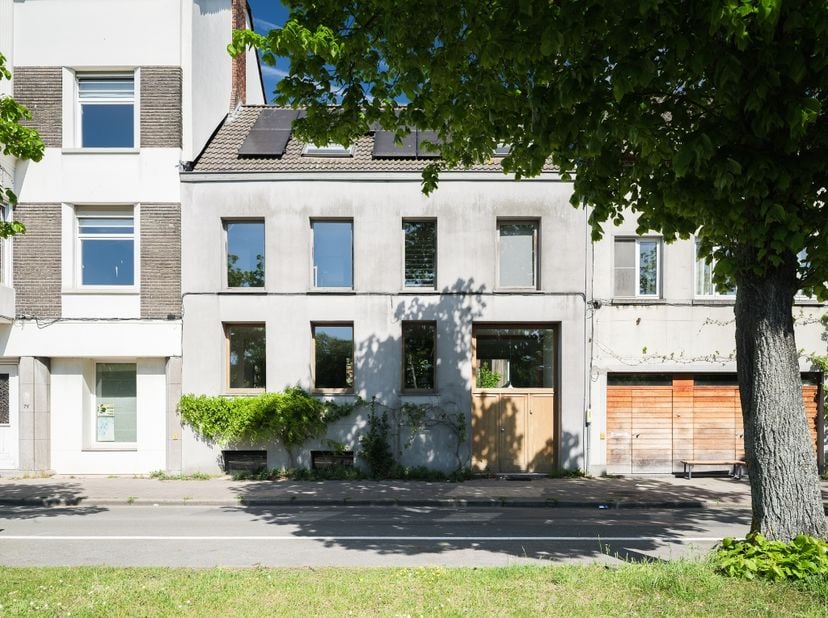 Une habitation singulière qui se distingue par son architecture, sa générosité spatiale et son jardin unique.<br />
<br />
Une maison d’architecture a