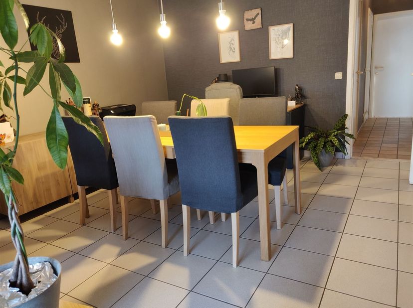 Charmant appartement de 2 chambres avec garage.<br />
<br />
Situation :<br />
Idéalement situé dans le centre de Vosselaar. À quelques pas des transp