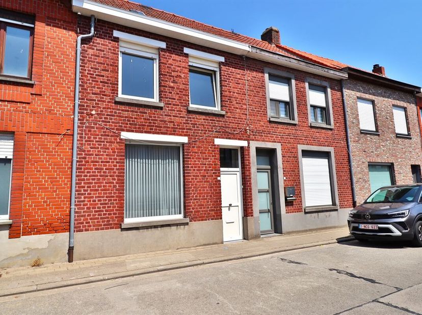 STEVIGE WOONST MET GROENE TUIN<br />
Instapklaar, betaalbaar.  <br />
Deze woning komt aardig opzetten met een praktische indeling en heel veel lichti