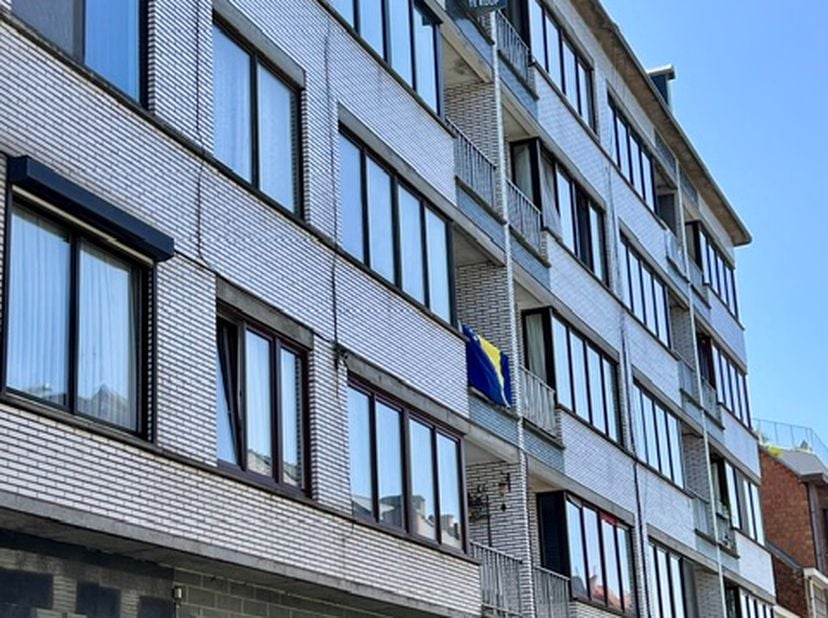 Te midden van het bruisende centrum van Zottegem vinden we dit totaal, hoogwaardig gerenoveerd 2-slaapkamerappartement. Het appartement omvat een inko