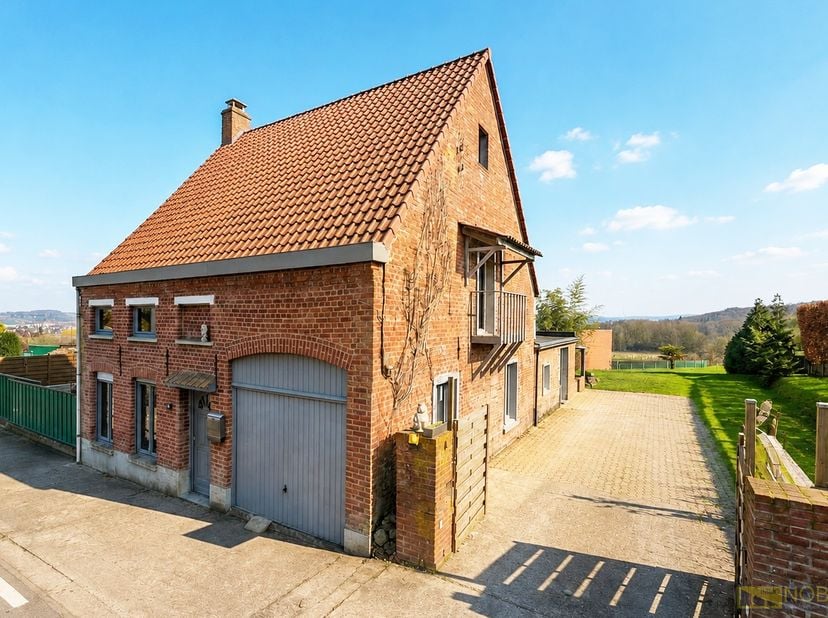 Charmante woning met OMHEINDE TUIN, VRIJ UITZICHT en GARAGE, rustig gelegen nabij het stadscentrum en de prachtige natuur van het PAYS DES COLLINES. D