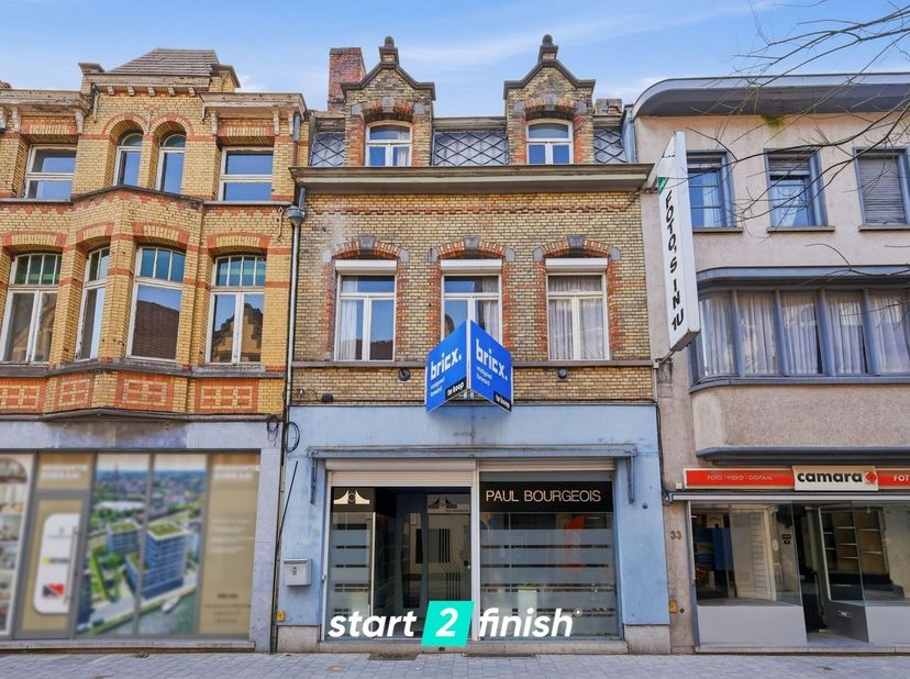 Op een centrale ligging in de Marktstraat bevindt zich dit veelzijdig, naar eigen smaak te renoveren, handelshuis. De eigendom combineert een commerci