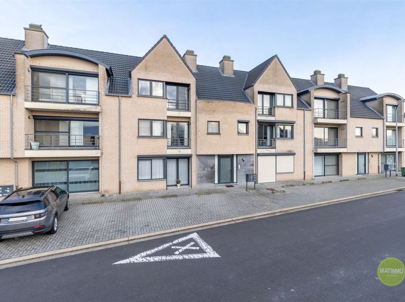 Instapklaar appartement met ruim terras en garagebox in Balen<br />
<br />
Ontdek dit toffe appartement op de tweede verdieping van een gebouw met l
