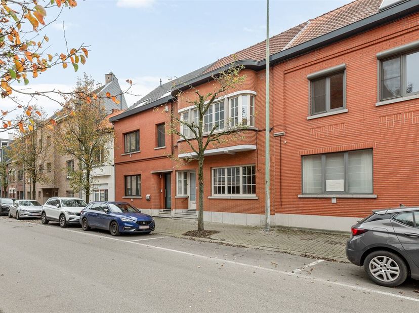 Deze ruime gesloten gezinswoning aan de Kautershoek 42 in Diest biedt een uitstekende basis voor wie op zoek is naar een renovatieproject met karakter