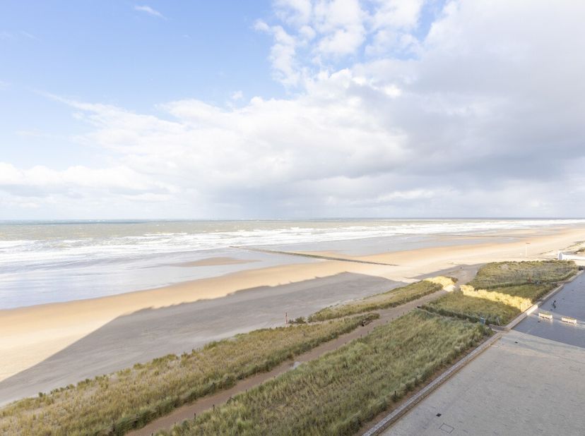 À vendre : appartement élégant situé sur la digue à Westende-Bad, avec une magnifique vue frontale sur la mer. Cet appartement fermé au 6e étage, cons