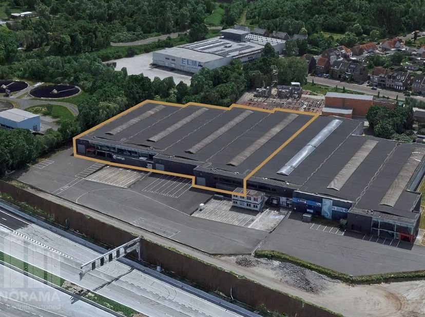 8.037 m² magazijn met 406 m² kantoren en 243 m² archiefruimte te huur<br />
<br />
Dit ruime magazijn is uitstekend gelegen aan het knooppunt E34 &amp;amp