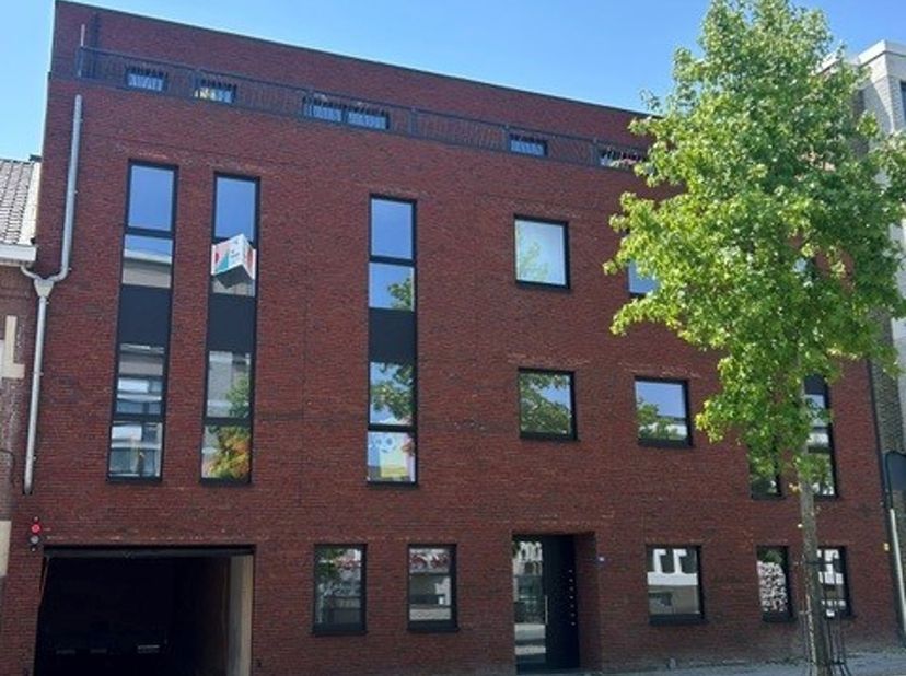 Nieuwbouwappartement gelegen in het centrum van Lanaken : inkomhal, woonkamer met ingerichte open keuken, berging, terras, apart toilet, 2 slaapkamers
