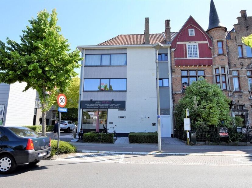 Op zoek naar comfortabel wonen op een uiterst centrale locatie? Dan is dit instapklare appartement in Assebroek zeker een bezoek waard. Gelegen in de