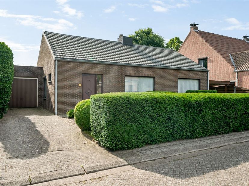 Vrijstaande gezinswoning met 3 slaapkamers, garage en tuin in uiterst rustige buurt <br />
Locatie:<br />
Deze woning is gelegen in een rustige, doodl