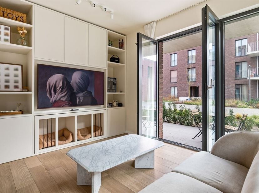 Luxueux appartement au rez-de-chaussée avec 2 chambres à coucher et place de parking<br />
 Situation : Nous avons trouvé ce bel appartement de plain-