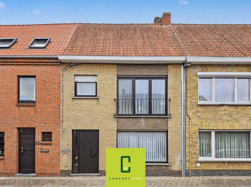 Deze goed onderhouden woning in een rustige buurt van Sint-Michiels biedt veel potentieel en een praktische indeling.<br />
Leefruimte: lichtrijke liv