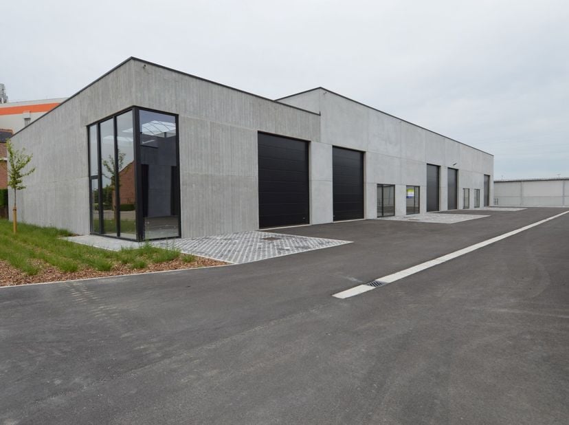 Ontdek uw ideale bedrijfslocatie! Een nieuwe bedrijvenzone, strategisch gelegen in de Emiel Clausstraat 37A in Sint-Eloois-Vijve. <br />
<br />
Toplig