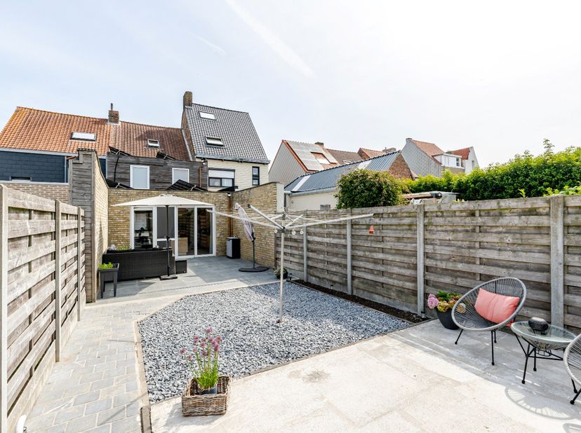 Bent U op zoek naar een instapklare gezinswoning waar comfort, kwaliteit en een centrale ligging hand in hand gaan? Dan is deze verzorgde woning in he