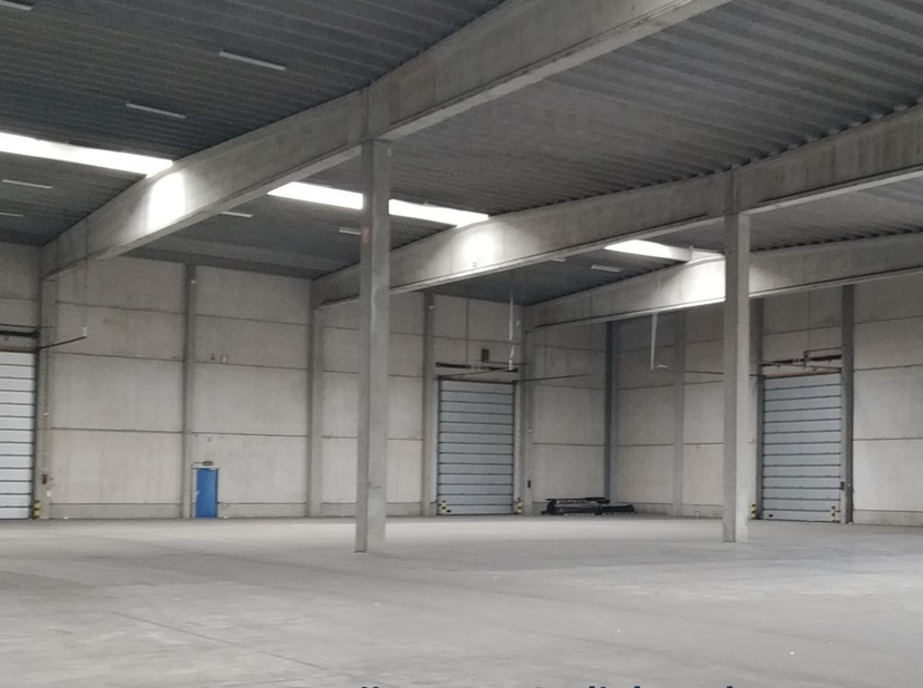 Magazijn van ca. 2500 m² aan de Klinkaardstraat in Kapellen, ideaal voor de opslag en afhandeling van conventionele goederen. Met een vrije hoogte van