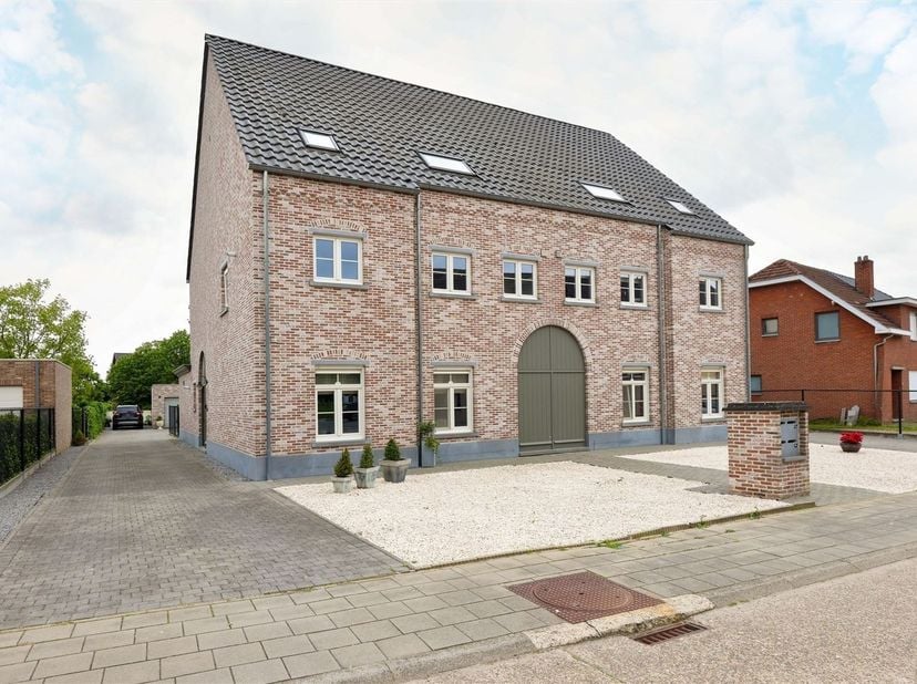 Appartement te koop in Pater Malletstraat  7B,
                    3940 Hechtel