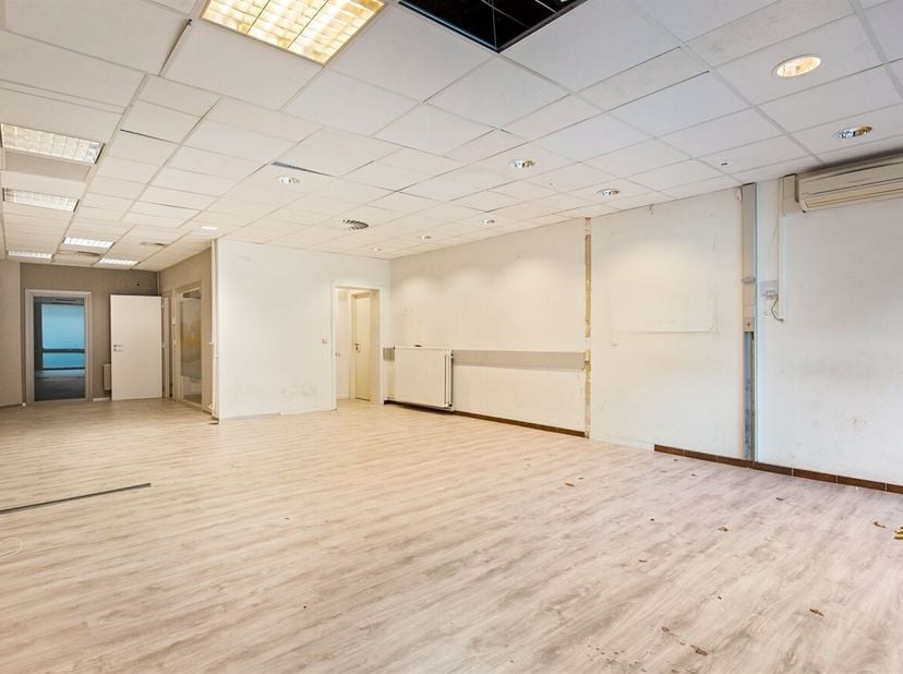 In de Heistraat in Sint-Niklaas bevindt zich deze interessante kantoorruimte op een goed bereikbare locatie, vlakbij belangrijke invalswegen, het stad