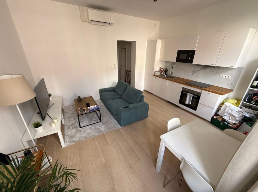 Prachtig één-slaapkamerappartement, ideaal gelegen vlak bij het Jubelpark en alle voorzieningen (openbaar vervoer, winkels, restaurants...).<br />
Het