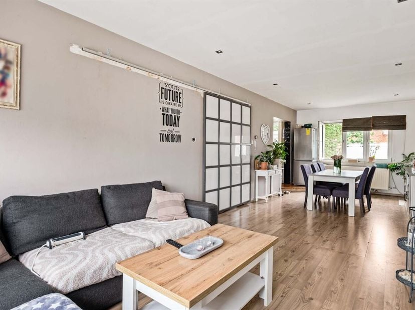 Deze woning aan de Confortalei geniet van een uitstekende ligging in Deurne. Dankzij de nabijgelegen tram- en bushaltes bereikt u in slechts enkele mi
