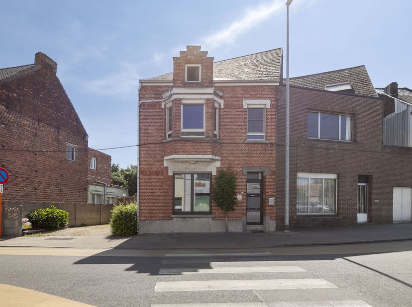 Instapklare woning met 5 slaapkamers en parking<br />
<br />
Deze instapklare woning is gelegen op een zonnig, zuidgericht perceel van 250 m² op een c