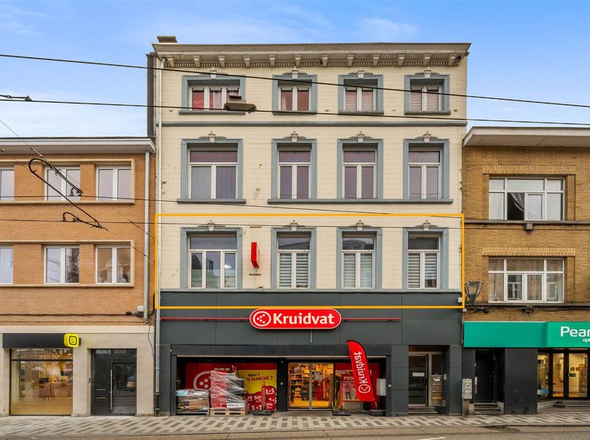 In het hartje van Jette bevindt zich dit ruim appartement op de eerste verdieping met een bewoonbare oppervlakte van maar liefst 116m². Bij het binnen